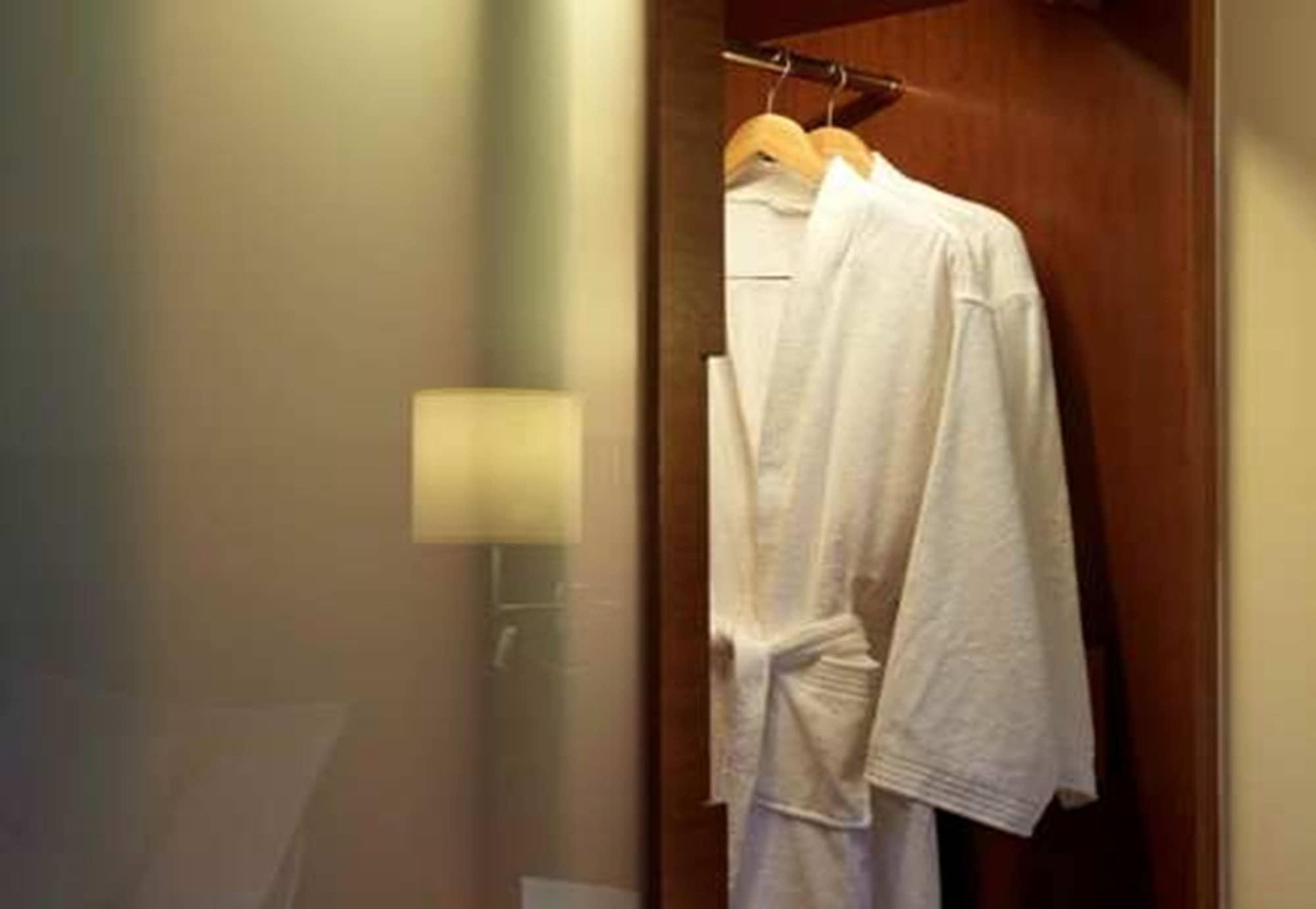 One World Hotel Petaling Jaya Exterior foto A bathrobe hanging on a door