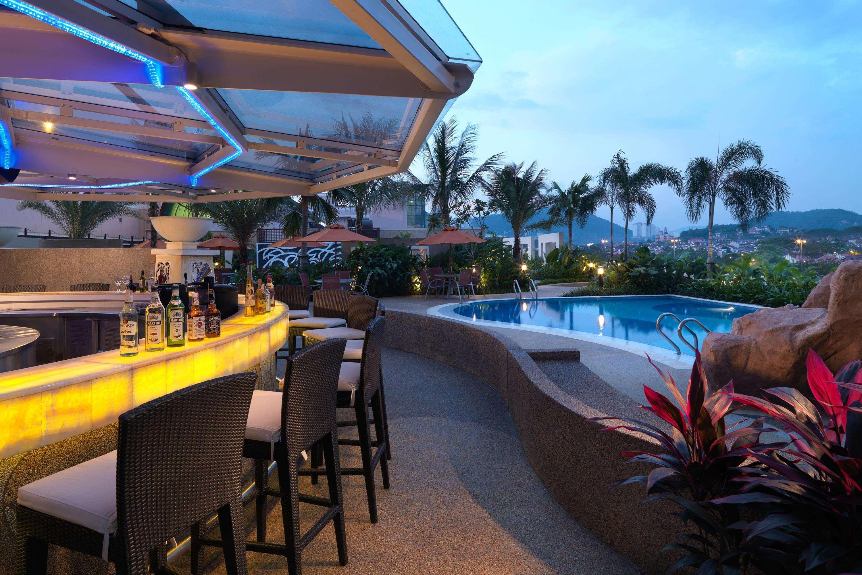 One World Hotel Petaling Jaya Exterior foto The swimming pool at the hotel