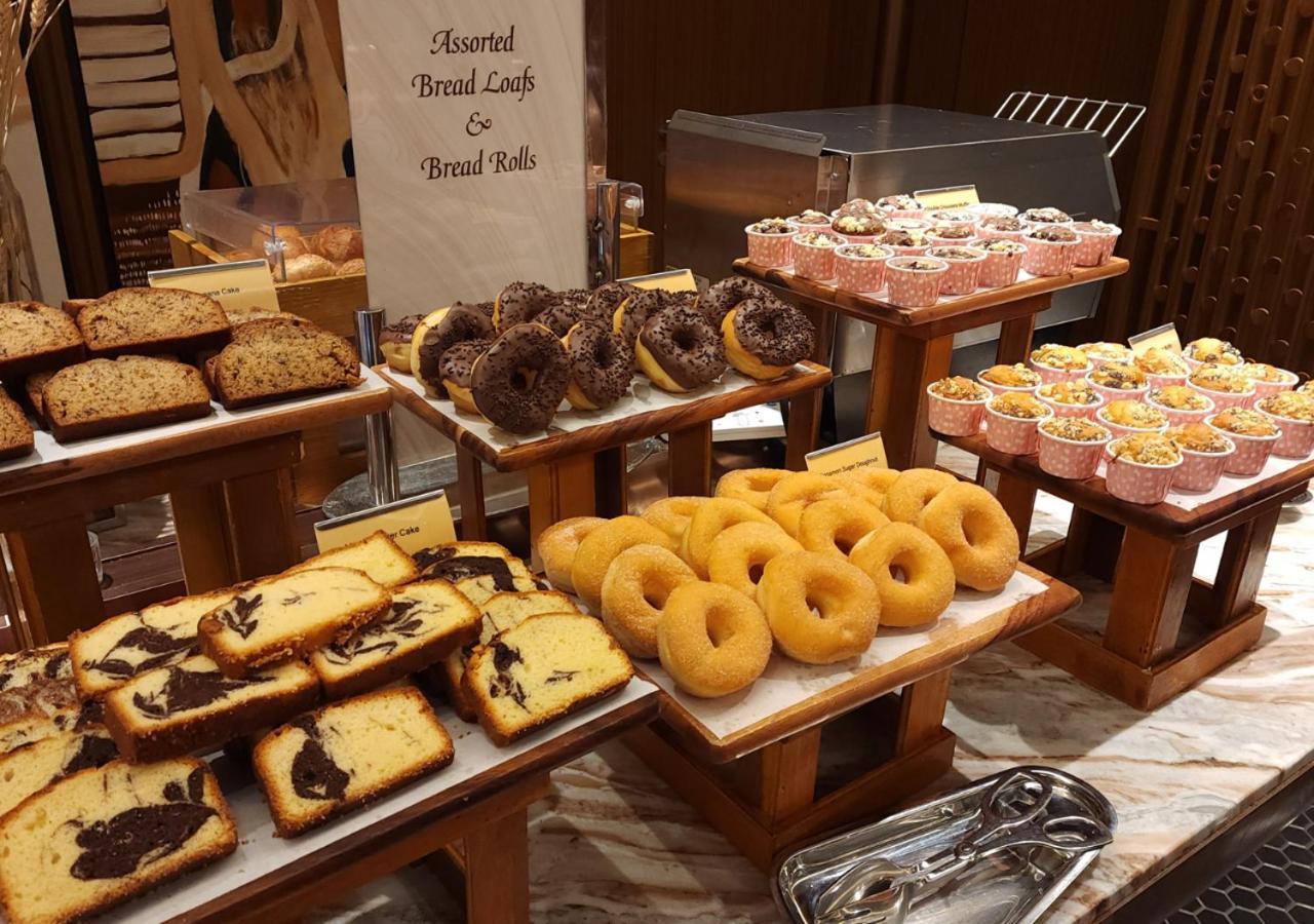 One World Hotel Petaling Jaya Exterior foto A selection of bread and pastry