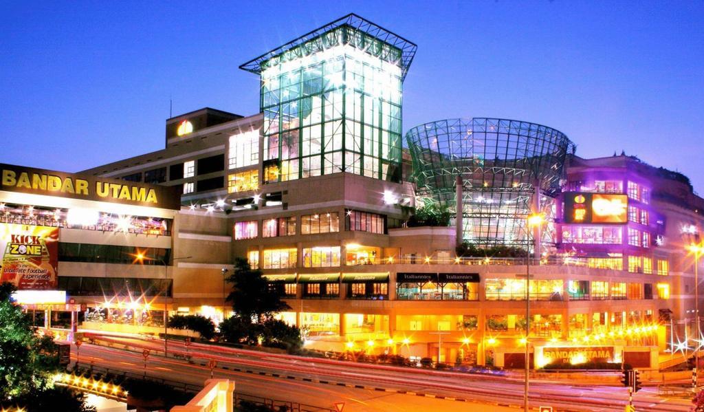 One World Hotel Petaling Jaya Exterior foto The mall at night