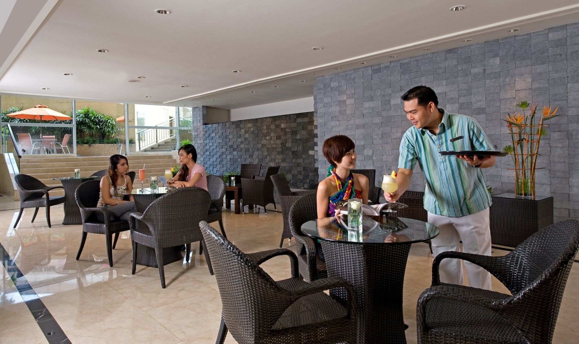One World Hotel Petaling Jaya Restaurante foto A waiter serving drinks at a restaurant